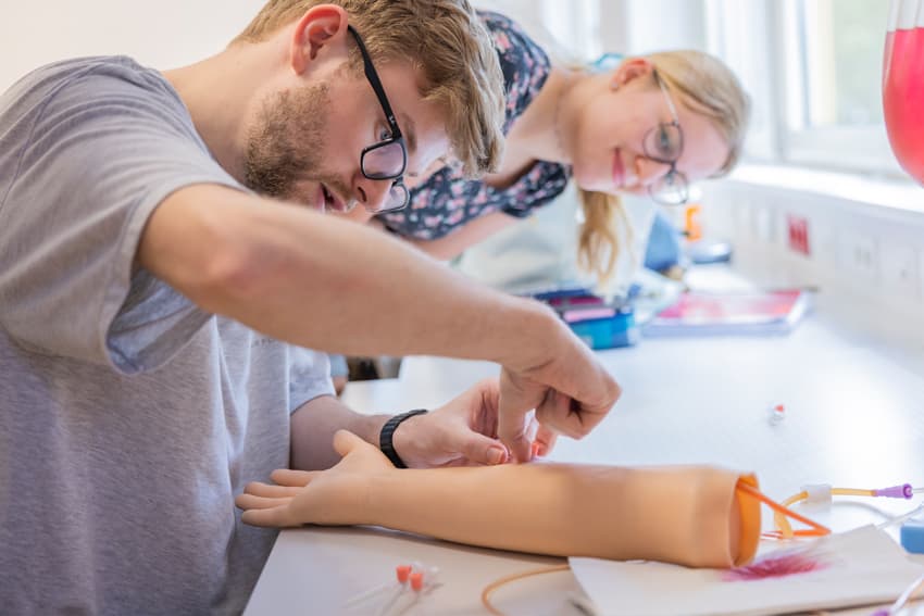 Medizinisches Training an einem Modellarm mit Übung zur Venenpunktion im Skills-Lab der UMCH.