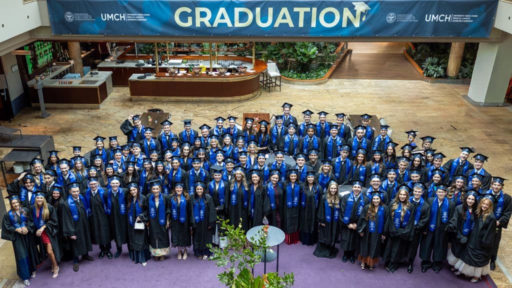103 Absolventinnen und Absolventen der UMFST-UMCH Hamburg bei der Graduierung 2026 im Grand Elysée Hamburg.